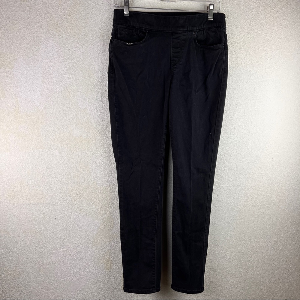 LEVI’S SKINNY JEGGINGS. Pull-on elastic wide waist w/5 pocket styling. Black.